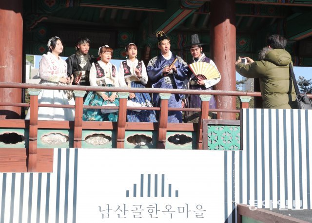 2018년 마지막휴일인 30일 오전 서울 한옥마을을 찾은 외국(대만) 남녀 젊은이들이 한복을 차려입고 기념촬영하고 있다. 김동주 기자 zoo@donga.com