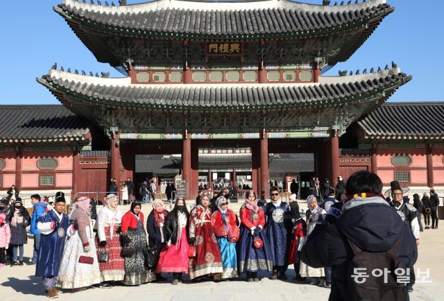 2018년 마지막 주말인 30일 서울 경복궁을 찾은  관광객들이 추위도 잊은 채 기념사진을 찍으며 즐거운 시간을 보내고 있다. 안철민 기자 acm08@donga.com