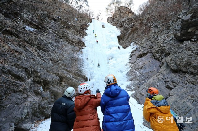 강원도 아침 기온이 20.3도까지 곤두박칠 치는 등 동장군의 기세가 한층 오른 30일 강원 춘천시 남산면 구곡폭포를 찾은 등반가들이 꽁꽁 언 가파른 빙벽을 오르고 있다. 기상청은 모레(1월1일) 오전까지 맹추위가 기승을 부린다고 예보했다. 전영한 기자 scoopjyh@donga.com