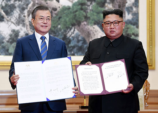 문재인 대통령과 김정은 북한 국무위원장이 9월 19일 평양 정상회담을 마친 뒤 서명한 평양공동선언을 펼쳐 보이고 있다. 평양사진공동취재단