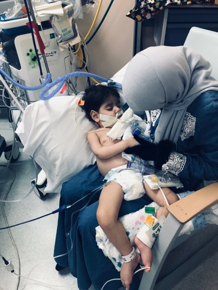 미국 캘리포니아주 오클랜드의 한 어린이병원에서 예멘 출신 여성 샤이마 스윌레가 유전성 뇌질환으로 죽음을 앞둔 두살배기 아들 압둘라 하산을 안고 있다.