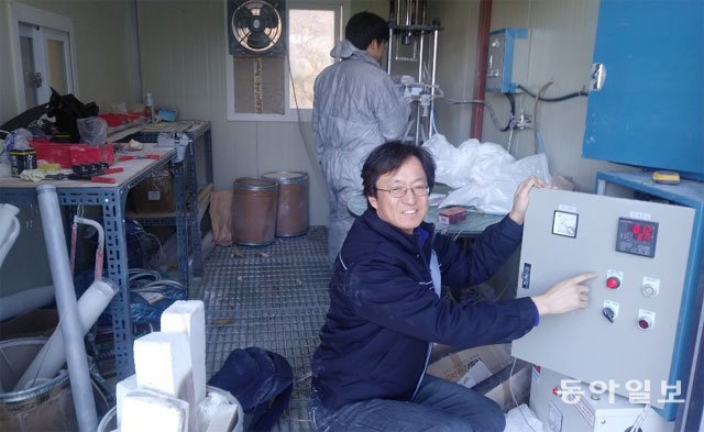 27일 부산 기장군 열전사 공장에서 만난 김종진 대표가 알루미늄 용탕에 직접 투입되는 히터의 작동 원리를 소개하고 있다. 900도의 열을 내는 이 히터를 개발한 건 국내에서 처음이다. 강성명 기자 smkang@donga.com