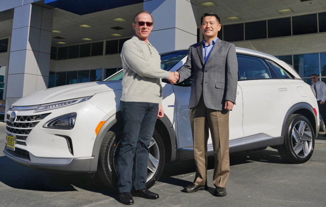 현대자동차 수소연료전지자동차 넥쏘의 ‘제1호 미국 고객’이 된 토드 하크래드 씨(왼쪽)가 차량을 인도받고 있다. 현대자동차 제공