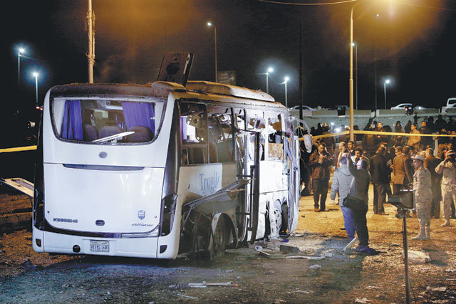 처참하게 부서진 버스 28일 오후 이집트 관광명소 ‘기자 피라미드’ 인근에서 발생한 폭탄 테러로 처참하게 부서진 관광버스를 이집트 경찰이 조사하고 있다. 카이로=AP 뉴시스