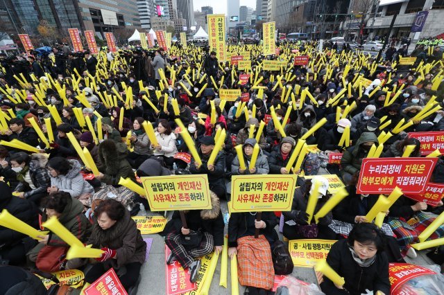 한국유치원총연합회 회원들이 지난 11월29일 오후 서울 광화문광장에서 사립유치원 존립 위한 전국유치원 교육자대회를 갖고 구호를 외치고 있다(뉴스1 DB)© News1