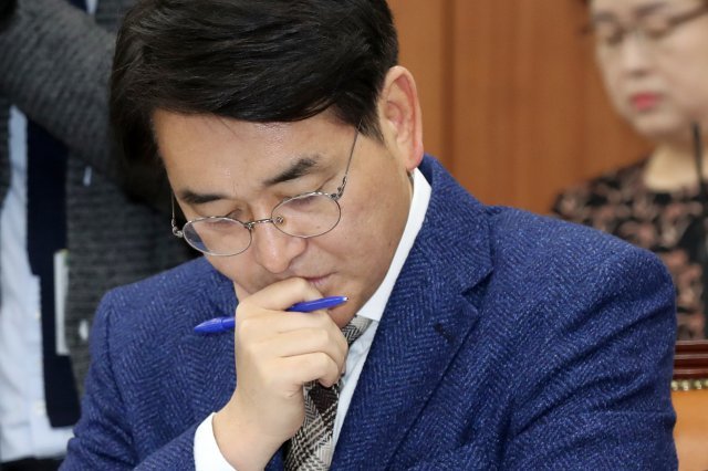박용진 더불어민주당 의원이 12월 3일 서울 여의도 국회에서 열린 교육위 법안소위에 참석해 생각에 잠겨 있다.  (뉴스1 DB) © News1