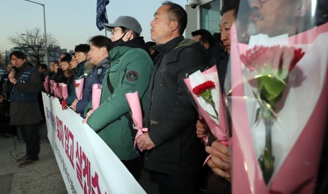 쌍용자동차 해고노동자 71명이 31일 새벽 경기 평택 쌍용자동차 본사로 출근하기 앞서 기자회견을 갖고 있다. 지난 2009년 정리해고된지 10년 만이다. ﻿【평택=뉴시스】