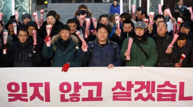 쌍용자동차 해고노동자 71명이 31일 새벽 경기 평택 쌍용자동차 본사로 출근하기 앞서 기자회견을 갖고 있다.뉴시스