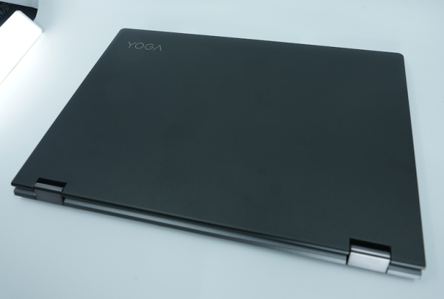 레노버 요가북의 상판. 일반 노트북처럼 보인다