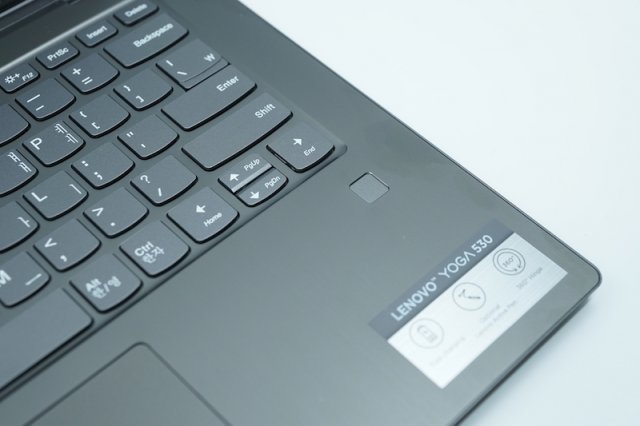 팜레스트 오른쪽 하단에 지문인식 센서를 갖추고 있다. 윈도우, 웹 페이지 로그인 등 다양한 곳에 이용할 수 있다.