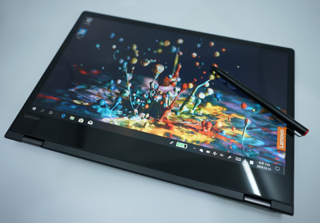 레노버 요가북의 화면을 180도 뒤집은 모습. 태블릿PC처럼 이용할 수 있다