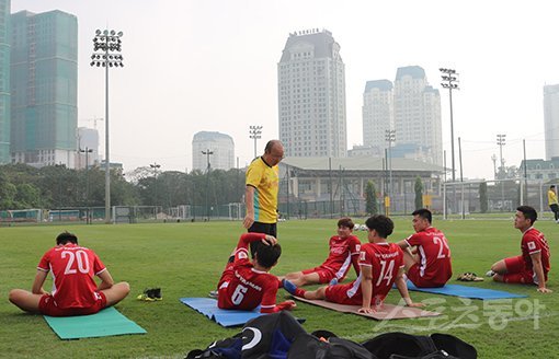 베트남축구대표팀 박항서 감독의 적극적인 스킨십이 성공비결로 꼽힌다. 살갑게 다가선 스승에게 제자들은 최고의 퍼포먼스로 화답했다. 하노이 미딩지구의 베트남축구협회(VFF) 훈련장에서 진행된 풀 트레이닝에서 따스한 사제의 정을 확인할 수 있었다. 하노이(베트남)｜남장현 기자 yoshike3@donga.com