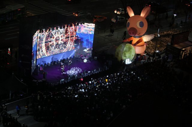 31일 오후 10시 삼성동 코엑스 동측광장에서 국내 최대 LED 스크린으로 개최된 ‘강남구 2019년 새해맞이 카운트다운’ 세리머니에서 축하공연이 펼쳐지고 있다.