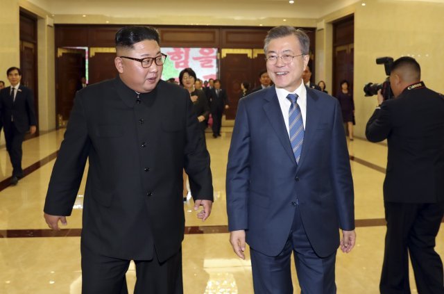 문재인 대통령(오른쪽)과 김정은 북한 국무위원장. 뉴스1 © News1 평양사진공동취재단