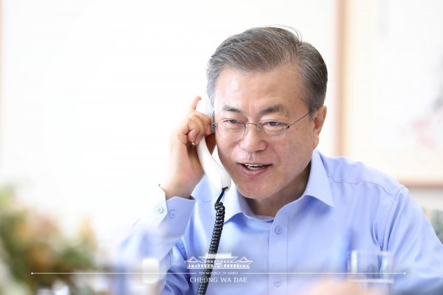 문재인 대통령이 기해년 새해 첫 날인 1일 국민들과 전화 통화를 하고 있다. (청와대 페이스북) 2019.1.1/뉴스1