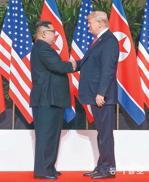 지난해 6월 싱가포르에서 김정은 북한 국무위원장이 도널드 트럼프 미국 대통령과 악수를 하고 있다. 김 위원장은 신년사에서 “언제든 미국 대통령과 만날 준비가 됐다”고 강조했다. 동아일보DB
