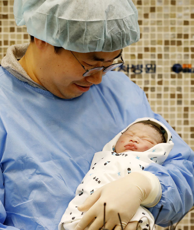 2019년 기해년 첫날인 1일 0시 0분 서울 강남차병원 분만실에서 아버지 우명제 씨(37)가 갓 태어난 딸(태명 우성)을 안고 있다. 뉴시스