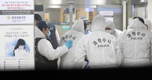 정신과 진료 상담 중이던 의사가 환자에게 흉기에 찔려 사망한 31일 오후 서울 종로구 강북삼성병원에서 경찰 과학수사대 대원들이 감식복을 입고 있다. 사진=뉴시스