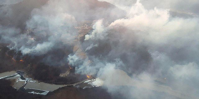 강원도 양양 서면 송천리 일원 산불 진화작업 이틀째인 2일 현장 주변이 산불이 일으킨 연기로 하얗게 뒤덮여있다. (강원도소방본부 제공) 2019.1.2/뉴스1 © News1
