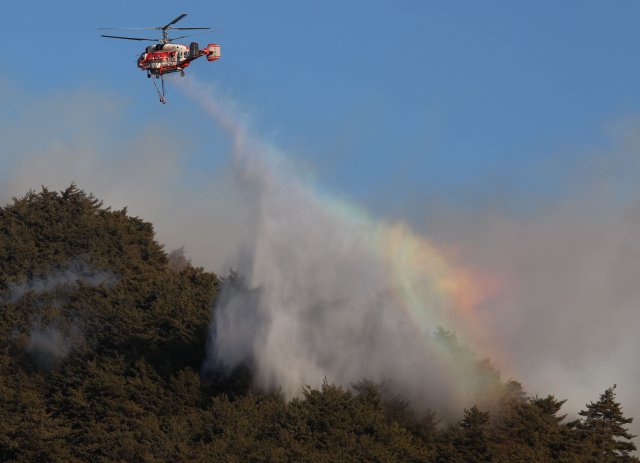 2일 오전 산림청 헬기가 강원도 양양군 서면 송천리에서 발생한 산불 진화를 위해 물을 뿌리고 있다. 2019.1.2/뉴스1 © News1