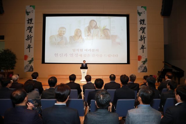 김기남 삼성전자 대표이사 부회장이 2일 경기도 수원 삼성 디지털 시티에서 열린 시무식에서 신년사를 하고 있다. (삼성전자 제공) 2019.1.2/뉴스1