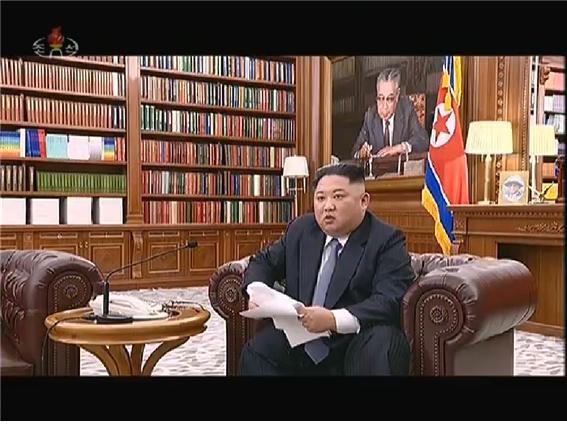 북한 김정은 국무위원장이 1일 새해 정책 방향을 제시하는 신년사를 발표하고 있다.(조선중앙TV)
