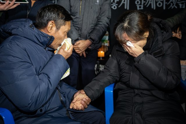 고(故) 김용균 씨의 어머니 김미숙 씨가 2일 서울 광화문광장에 마련된 김씨의 분향소에서 미얀마 노동자 고 딴저테이의 아버지 깜칫을 만나 위로하고 있다. 김씨는 지난달 충남 태안화력발전소에서 홀로 일하던 중 컨베이어 벨트에 몸이 끼어 참변을 당했다. 딴저테이는 지난해 8월 법무부 출입국외국인청 단속반을 피해 도망가는 과정에서 건물 아래로 떨어져 숨졌다. 2019.1.2/뉴스1 © News1