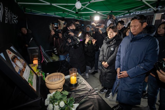 고(故) 김용균 씨의 어머니 김미숙 씨가 2일 서울 광화문광장에 마련된 김씨의 분향소에서 미얀마 노동자 고 딴저테이의 아버지 깜칫을 만나 김씨의 영정을 바라보고 있다. 김씨는 지난달 충남 태안화력발전소에서 홀로 일하던 중 컨베이어 벨트에 몸이 끼어 참변을 당했다. 딴저테이는 지난해 8월 법무부 출입국외국인청 단속반을 피해 도망가는 과정에서 건물 아래로 떨어져 숨졌다. 2019.1.2/뉴스1 © News1