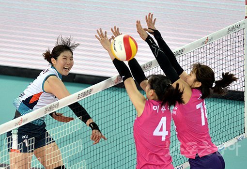 2일 인천 계양체육관에서 ‘2018-2019 도드람 V리그’ 인천 흥국생명과 서울 GS칼텍스의 경기가 열렸다. GS칼텍스 이소영(왼쪽)이 흥국생명 블로커를 피해 스파이크를 날리고 있다. 인천｜김민성 기자 marineboy@donga.com