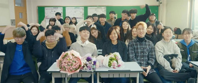 동영상 ‘사제동행―마지막 선물’에 출연한 춘천 봉의고 김병현 교사와 학생들. 앞줄 왼쪽에서 세 번째가 김 교사이고, 그 옆은 초등학교 시절 은사인 이루다 교사. 동영상 캡처