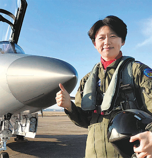 공군 창설 이래 첫 여성 개발시험비행 조종사(테스트 파일럿)인 공군 제52시험평가전대 소속 정다정 대위가 전투기 앞에서 엄지를 치켜세우고 있다. 정 대위는 2021년부터 본격화되는 한국형 전투기(KFX) 개발 및 시험비행에 주도적 역할을 맡는다. 공군 제공
