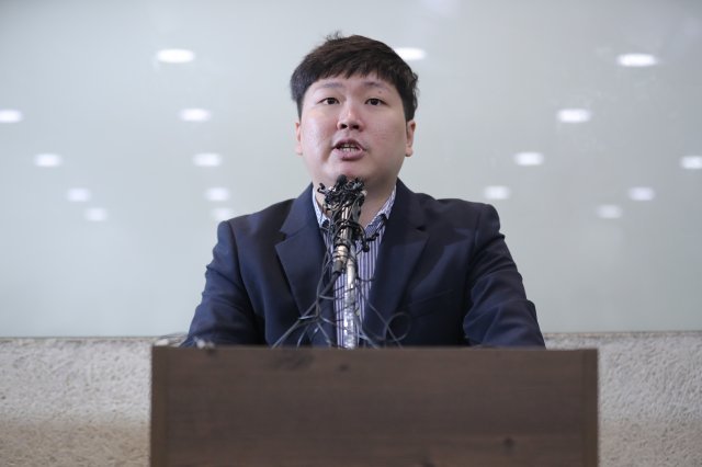 신재민 전 기획재정부 사무관이 2일 오후 서울 강남구 역삼동의 한 빌딩에서 입장을 밝히고 있다. 신 전 사무관은 최근 자신의 유튜브를 통해 KT&G 사장 교체에 청와대가 개입했다는 문건을 입수했고 이를 언론사에 제보했다고 밝혔다. 또 청와대가 기재부에 4조원 규모의 적자국채를 추가 발행하라고 강압적으로 지시했다고 폭로했다. 그는 지난 2014년부터 기재부에서 근무하며 국고금 관리 총괄 등의 업무를 담당했으며 지난해 7월 공직을 떠났다. 2019.1.2/뉴스1 © News1