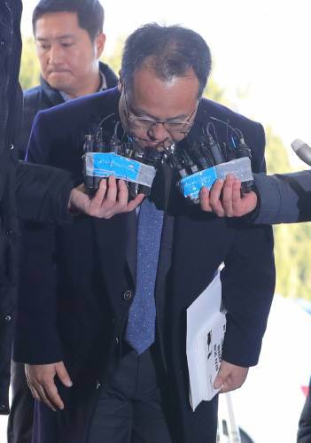 상습 폭행 등의 혐의를 받고 있는 송명빈 마커그룹 대표가 3일 오전 서울 양천구 강서경찰서에 출석하며 고개를 숙이고 있다. 사진=뉴시스
