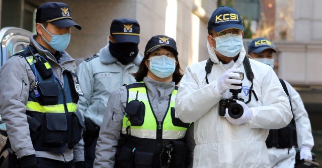 경찰 과학수사대가 3일 신 전 사무관이 거주했던 서울 관악구 소재의 고시원으로 들어가고 있다. © News1
