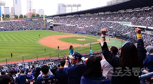 2019년 KBO리그는 추락과 도약의 갈림길에 서있다. 선수의 도덕적 책임감과 구단의 마케팅은 이를 가늠할 중요한 요소 중 하나다. 여기서 허점이 보이면 ‘팬 퍼스트’는 의미 없는 외침일 뿐이다. 스포츠동아DB