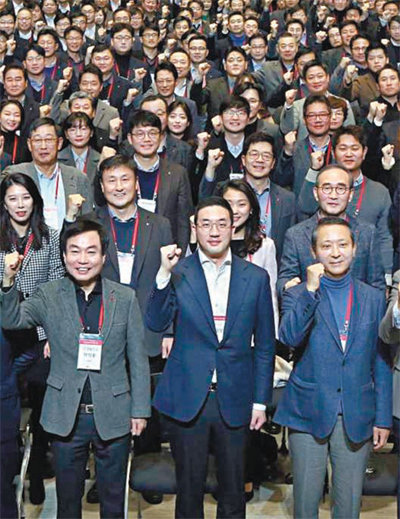 구광모 ㈜LG 대표(앞줄 가운데)가 2일 서울 강서구 LG사이언스파크에서 열린 새해 모임에서 임직원들과 기념촬영을 하고 있다. LG 제공