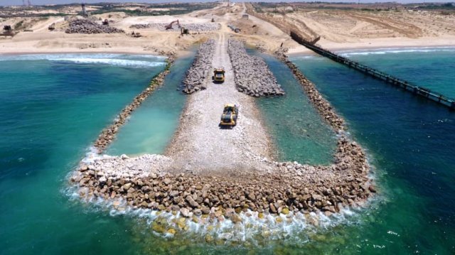 이스라엘 정부가 지중해 해안에 짓고 있는 ‘바다 장벽’ 건설 프로젝트가 마무리 작업에 들어갔다. 팔레스타인 무장단체 하마스의 
공격을 막기 위해 세운 바다 장벽은 길이 200m, 너비 50m에 이른다. 중장비들이 장벽 위에 철조망을 설치하기 위해 바닥을 
다지고 있다. 이스라엘 보안군 제공