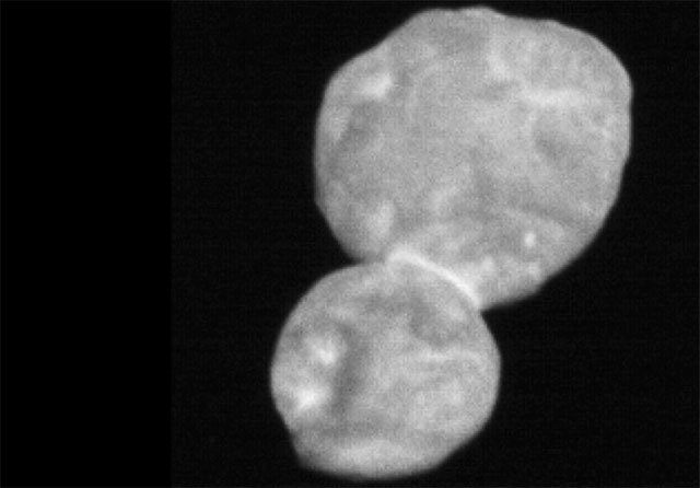 무인탐사선 뉴허라이즌스호가 촬영한 소행성 ‘울티마 툴레’는 눈사람 모양이었다. 미국항공우주국 제공