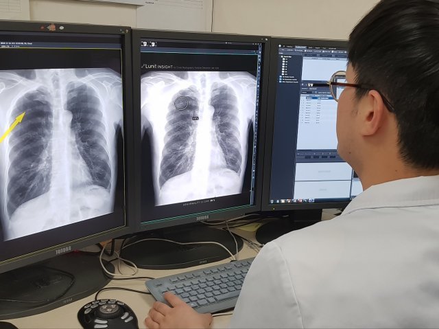 인공지능(AI) 의료기기인 ‘루닛 인사이트’를 사용해 폐암을 진단하고 있는 서울대병원 의료진.© News1