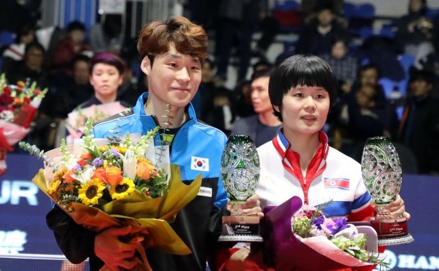 15일 오후 인천 남동체육관에서 열린 ‘2018 국제탁구연맹(ITTF) 월드투어 그랜드파이널스’ 혼합복식 결승전에서 준우승을 차지한 남북단일팀 장우진과 북측 차효심이 트로피를 들어보이고 있다. 이날 장우진과 차효심은 홍콩조에 0대3으로 패해 준우승에 머물렀다. © News1