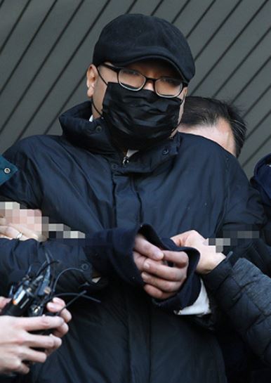 사진=피의자 박 씨(30)가 2일 오후 영장실질심사를 받기위해 서울 종로경찰서를 나서 서울중앙지법으로 향하고 있다(뉴스1)