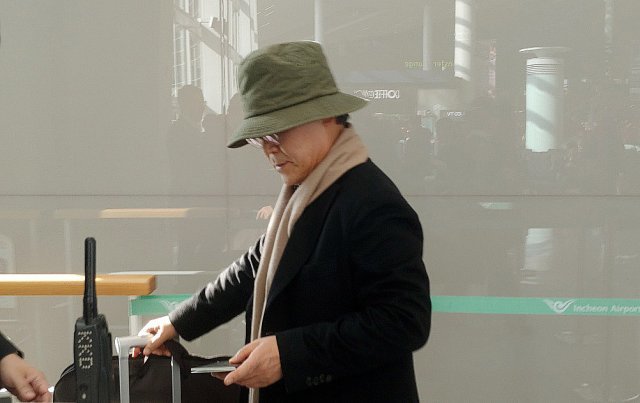 우윤근 주러시아대사가 지난달 17일 오전 인천국제공항을 통해 러시아로 출국하고 있다.  2018.12.17/뉴스1 © News1