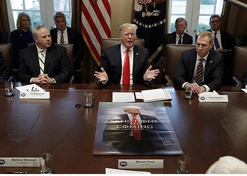 2일 백악관 각료회의에서 미드 ‘왕좌의 게임’을 패러디한 포스터를 놓고 발언하는 트럼프 대통령. 이란 제재를 앞두고 트위터에 올렸던 것인데 김정은 위원장 친서를 소개하면서 이 포스터를 내 놔 묘한 여운을 남긴다.