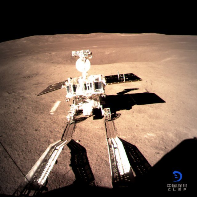 중국 달 탐사선 ‘창어(嫦娥) 4호’가 지구에서 보이지 않는 달의 뒷면에 인류 최초로 착륙했다.사진은 창어4호 감시카메라에 촬영된 탐사차량 위투(옥토끼)의 모습. (출처=중국 국가항천국)2019.1.4/뉴스1