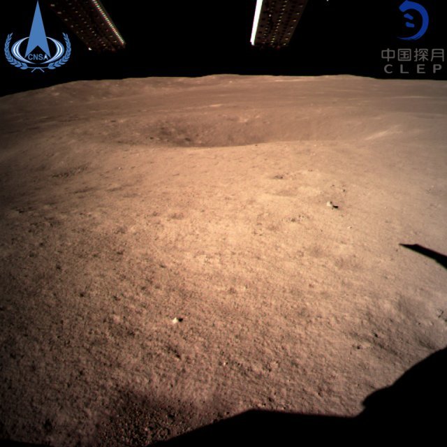 창어4호 카메라가 찍은 착륙지점 달 뒷면 사진. 달 탐사는 이 방향으로 표면쪽을 향하며 시작된다. (출처=중국 국가항천국) © News1