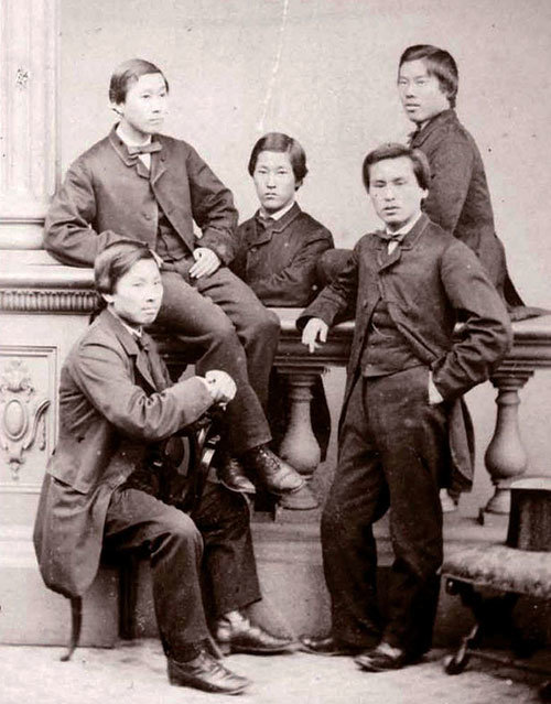 메이지 유신의 심벌 ‘조슈 파이브(Chosyu Five)’. 1853년에 막부 몰래 영국 유학을 결행한 조슈의 10대 5명을 말한다. 이건 영국 유학 당시 사진. 가운데부터 시계 방향으로 이노우에 마사루, 이토 히로부미, 야마오 요조, 이노우에 가오루, 엔도 겐스케. 이 중엔 하기 출신만 세 명. 이토 히로부미와 이노우에 가오루, 그리고 이노우에 마사루다. 이토 히로부미와 이노우에 가오루는 반년 후 귀국했다. 양이가 아니라 개국이 필요하단 걸 알리기 위해. 나머지 셋은 최장 5년을 머물며 철도, 조폐, 조선 등 산업기술을 배웠다. 일본 철도와 조선소, 조폐창(일본 화폐 발행)이 모두 이들에 의해 도입됐다. 야마구치대 정문 옆엔 조슈 파이브 헌창비가 있다. 2006년엔 영화로도 제작됐다.