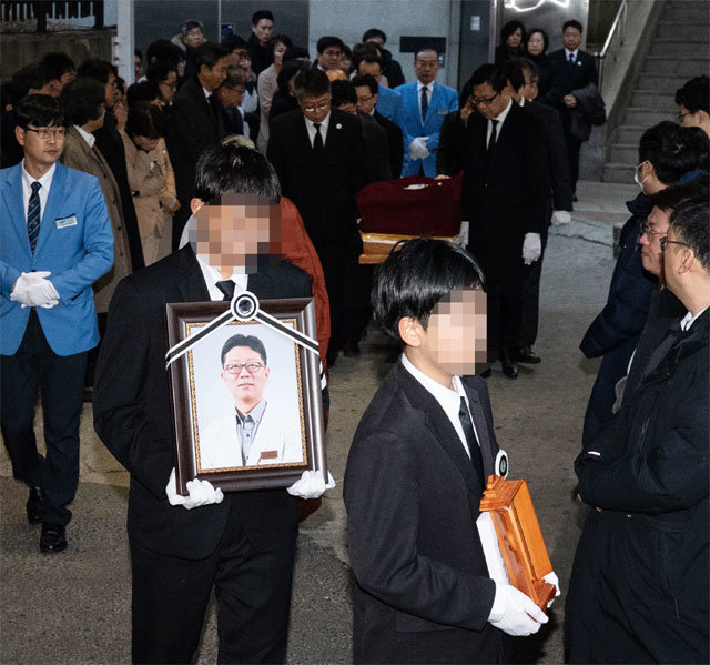 4일 서울 종로구 서울적십자병원 장례식장에서 엄수된 임세원 강북삼성병원 정신건강의학과 교수의 발인이 엄수되고 있다. 임 교수의 영정을 든 아들 뒤로 운구 행렬이 뒤따르고 있다. 뉴스1