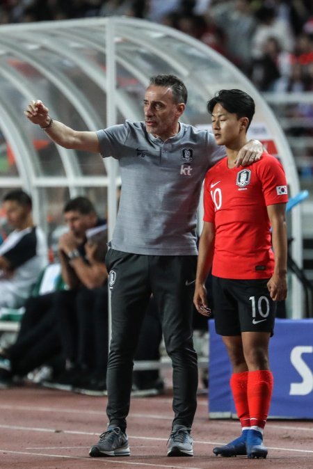 파울루 벤투 대한민국 축구대표팀 감독(왼쪽)과 이승우./뉴스1 © News1