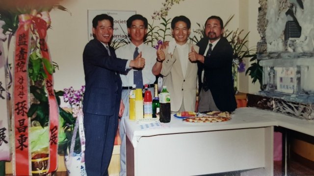 2000년 7월 삼섬 근무 시절 동료들과  ‘비에나래 창업’ 을 기념 하는 손동규 대표(오른쪽에서 두번째) © News1