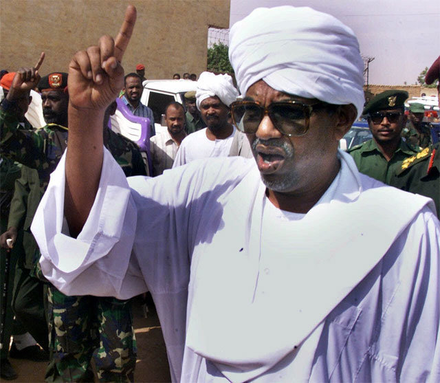 오마르 알 바시르 수단 대통령이 지난해 12월 9일 수단 수도 하르툼 북부 지역 마을을 방문한 모습. 하르툼=AP 뉴시스